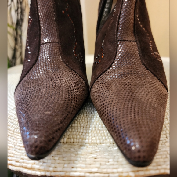 NWT.Luxury clodilde made in italy Leather ankle boots.Size 34. USA 6 - Picture 6 of 9